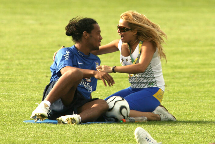 Durante a preparação para a Copa do Mundo de 2006, Ronaldinho Gaúcho foi abraçado por Sheila Soares, uma fá que invadiu o campo onde a equipe de Parreira estava se preparando, na Suiça