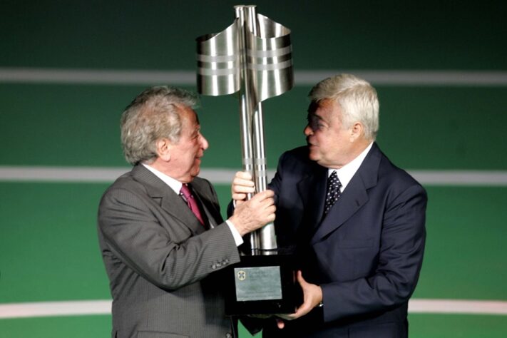 "Qual vai ser o estádio de São Paulo para a Copa do Mundo? Se fizer o estádio em Itaquera, como faz para chegar lá? A Angela Merkel vai ter de sair de lá em um carro de bombeiro"