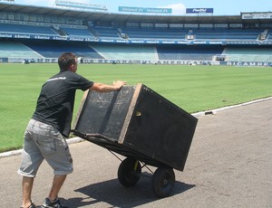 Ronaldinho Gaúcho e as caixas de som: Em 2011, o Grêmio vivenciou um dos momentos mais constrangedores dos últimos anos, quando o clube estava em negociações com o Milan para a contratação de Ronaldinho Gaúcho. Apesar do presidente Paulo Odone considerar a negociação praticamente fechada, o acordo não se concretizou, resultando em uma situação vexatória para o clube. Qual foi a ideia do mandatário? Instalar caixas de som para uma futura festa em cima disso. E claro, tiveram que ser retiradas.