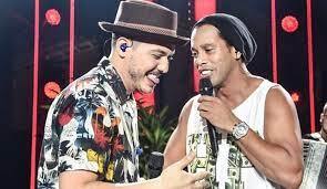 Vai, Safadão: Em 2016, Ronaldinho Gaúcho começou a se arriscar na música. O ex-jogador participou do lançamento de um hit com Wesley Safadão.