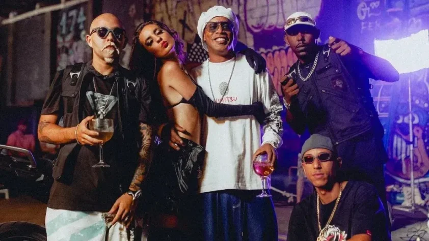 E fez mais na música: Ronaldinho Gaúcho ainda se arriscou no rap, e teve até um clipe divulgado, chamado de "Tropa do Bruxo". E o mais interessante: uma das músicas leva o nome de "Rolê Aleatório".