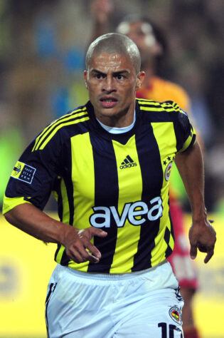 Alex completou 33 em 2010 e estava no Fenerbahçe