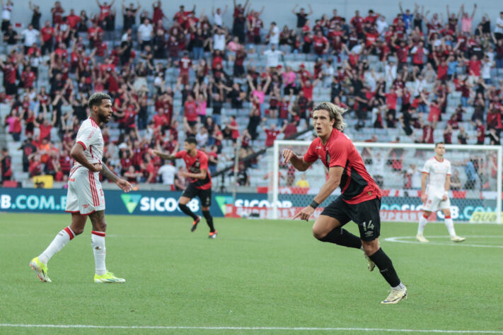 Athletico-PR - favorável à paralisação do Brasileirão