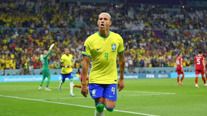 Richarlison chamou a atenção de todos com a Dança do Pombo durante a Copa do Mundo de 2022, no Catar. O camisa 9 ganhou o apelido de "Pombo" em 2018, quando apareceu dançando pela primeia vez a música "Dança do Pombo", do MC Faísca. Desde então, o jogador abraçou o apelido e conquistou o mundo com a dancinha.