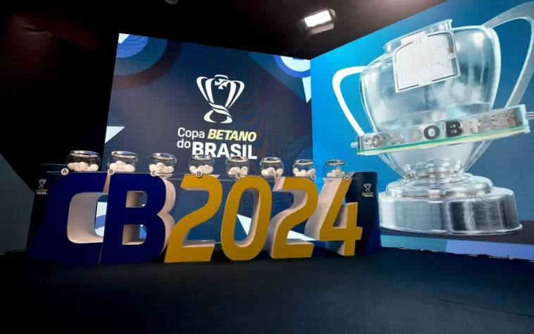 Diversas equipes da Série A entram em campo nesta quarta-feira (22) em busca da classificação às oitavas de final da Copa do Brasil que, em 2024, terá recorde de premiações. E não só para o campeão, que vai faturar mais R$ 90 milhões pelo título. Houve também aumento nos prêmios pagos em todas as fases da competição. Confira os valores!