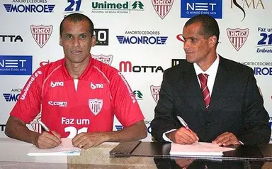 O meia Rivaldo anunciou a aposentadoria em março de 2014, enquanto jogava pelo Mogi Mirim. O craque, campeão mundial em 2002, começou a desempenhar a função de treinador. Porém, em junho de 2015, Rivaldo voltou aos gramados e atuou como treinador e jogador do clube do interior paulista.