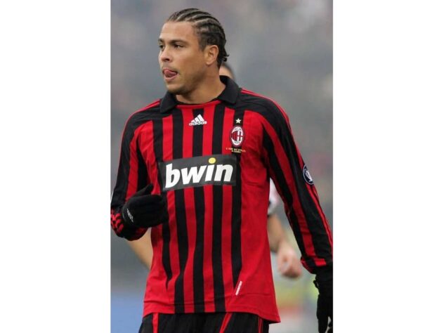 Ronaldo - (Milan). O Fenômeno também “abriu mão” do número 9 em um período de sua carreira. Ronaldo utilizou 99 quando defendia o Milan.