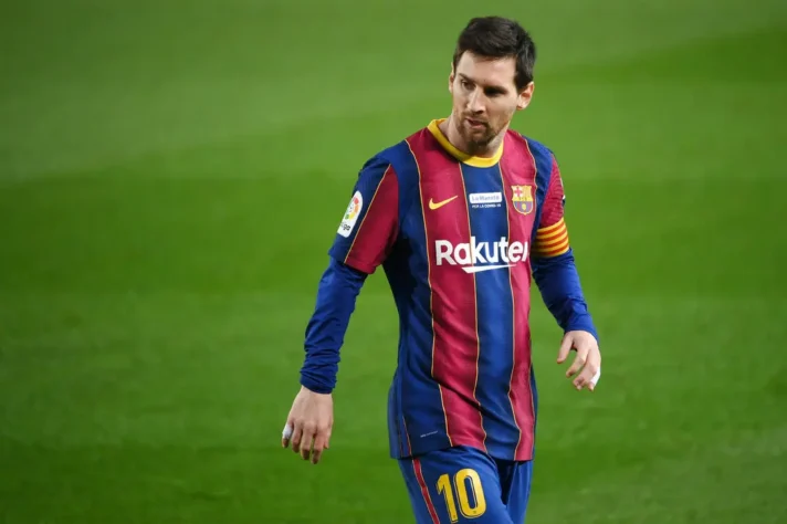 Lionel Messi deixou o Bracelona no fim da temporada 2020/2021. O craque argentino disputou 778 jogos, com 672 gols marcados, 268 assistências, 542 vitórias e 35 troféus ganhos pelo Clube Blaugrana. 