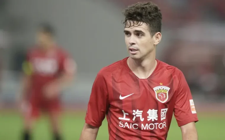 Segundo apurações da 'Revista Colorada', Oscar, jogador do Shanghai Port, da China, está cada vez mais próximo do Flamengo e equipes já avançaram negociações. O atleta tem vínculo com o bicampeão da Superliga Chinesa até novembro de 2024. O meia de 32 anos já tinha acerto verbal desde dezembro de 2023, mas não conseguiu a liberação do time chinês. Agora, próximo do final do contrato, Marcos Braz, vice-presidente de futebol do Flamengo, tentará de vez a contratação do meia. 