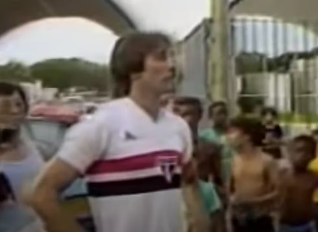 - Renato Portaluppi: Durante sua passagem pelo Grêmio em 1984, onde é considerado ídolo, Renato Portaluppi foi vaiado após uma atuação ruim pelo Campeonato Gaúcho e saiu do carro que dirigia vestindo uma camisa do São Paulo.
