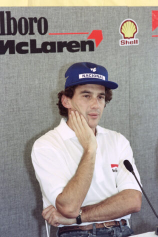 O boné azul, um dos mais usados por Senna em vida, apresentava uma logo do Banco Nacional.