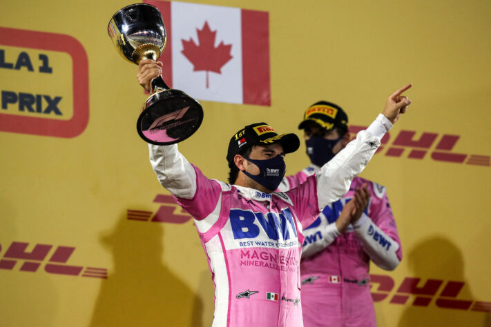 Sergio Pérez venceu pela primeira vez na Fórmula 1 no emocionante Grande Prêmio de Sakhir, em 2020. O mexicano foi tocado por Charles Leclerc na primeira volta e caiu para a última colocação. Sem danos no carro, Checo voltou para a pista e deu um show de ultrapassagens e chegou na terceira colocação. Mas depois de um safety car, as duas Mercedes de George Russell e Valtteri Bottas tiveram problemas nos pits stops. Com isso, Perez passou e venceu no deserto do Bahrein..