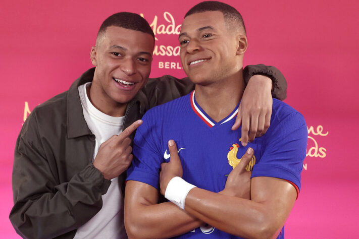 Estátua de cera de Kylian Mbappé exposta no museu Madame Tussauds, em Berlim