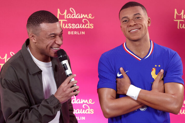 Quém é quem? Kylian Mbappé conheceu nesta quinta (16) a estátua de cera em sua homenagem, que ficará exposta no museu Madame Tussauds, em Berlim. A semelhança é absurda, ok? Passe para o lado e confira mais fotos!