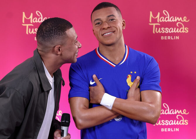 Estátua de cera de Kylian Mbappé exposta no museu Madame Tussauds, em Berlim