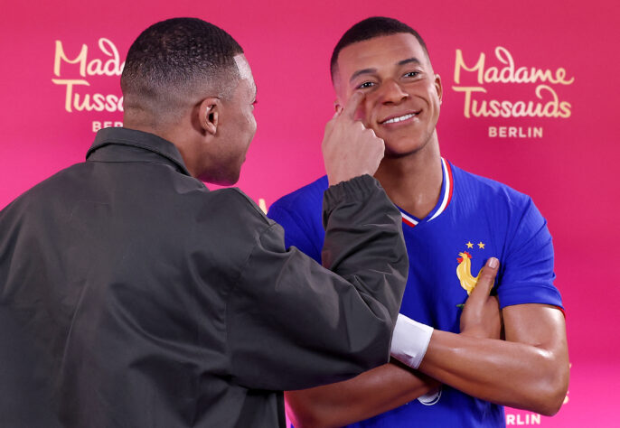 Estátua de cera de Kylian Mbappé exposta no museu Madame Tussauds, em Berlim