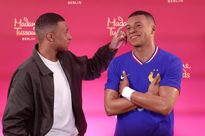 Estátua de cera de Kylian Mbappé exposta no museu Madame Tussauds, em Berlim