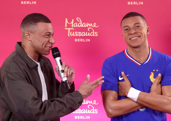 Estátua de cera de Kylian Mbappé exposta no museu Madame Tussauds, em Berlim