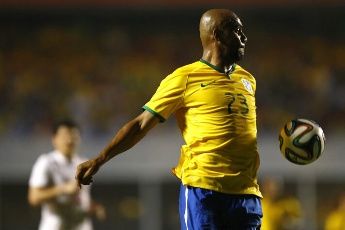 O lateral direito Maicon fez sua despedida dos gramados em 7 de maio de 2023, durante um jogo festivo no Estádio Heriberto Hülse, em Criciúma, aos 41 anos. 