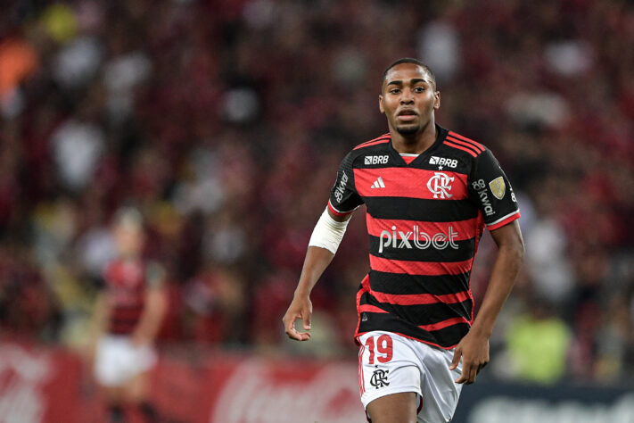 Meia: Lorran (Flamengo).