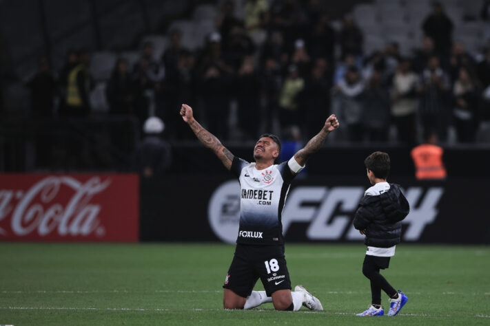 Corinthians ficou na primeira colocação, com 13 pontos, pelo Grupo F