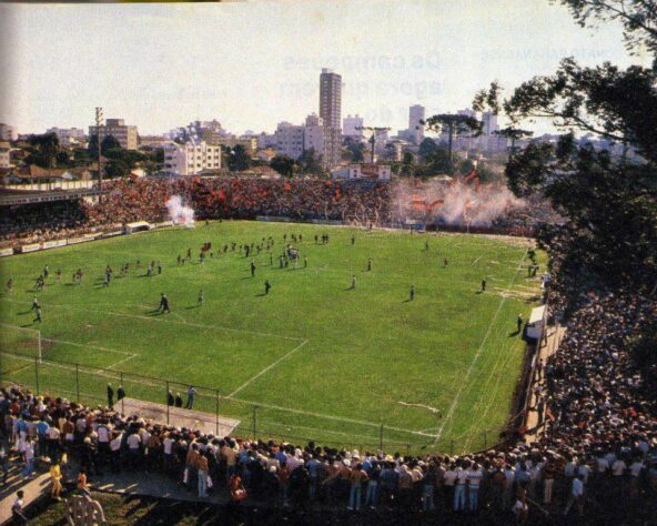O estádio Joaquim Américo, do Athletico-PR, mais conhecido como Baixada, era completamente diferente nos anos 90.