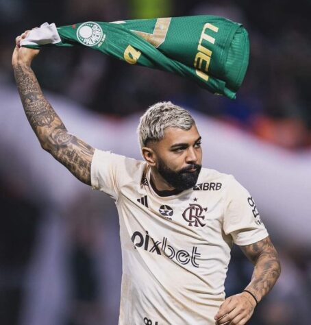 Após o apito final, do confronto entre Palmeiras e Flamengo, que resultou na classificação do Rubro-Negro para as quartas de final da Copa do Brasil, o atacante Gabigol trocou camisas com o meia Rômulo do Palmeiras. Porém, o que chamou a atenção, foi o ato do atual camisa 99 do Flamengo girar a camisa do Verdão em pleno Allianz Parque, pouco tempo após ser noticiado que o mesmo estava negociando um pré-contrato com o time paulista. Vale lembrar, que uma hipotética troca entre Dudu e Gabriel foi muito ventilada no noticiário esportivo. 