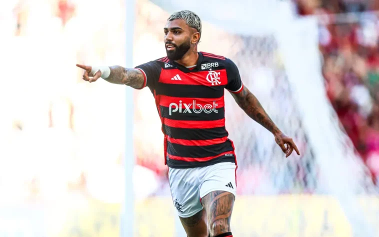 Gabigol recebeu uma suspensão de dois anos por tentar fraudar um exame antidoping. O caso aconteceu em julho de 2023, depois de uma visita surpresa no Ninho do Urubu. Porém, Gabigol conseguiu um efeito suspensivo e voltou a atuar pelo Flamengo, depois de 66 dias afastado.