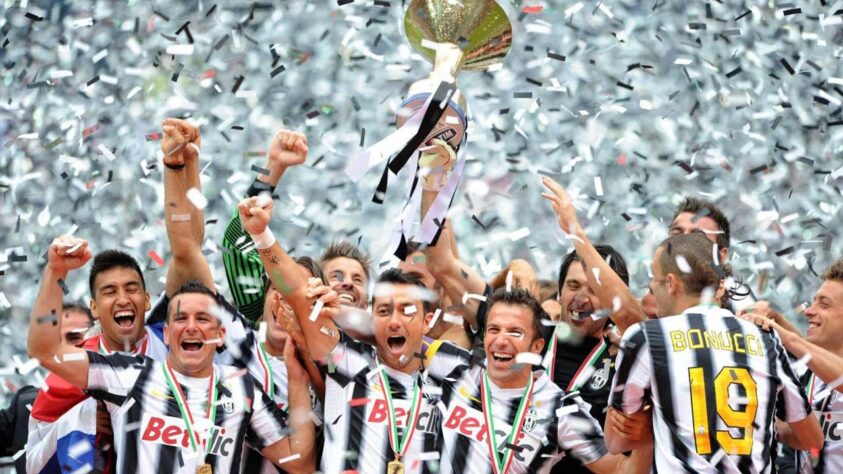 Juventus - Na temporada 2011/12, a Velha Senhora conseguiu 23 vitórias e 15 empates e foi campeã invicta do Campeonato Italiano.