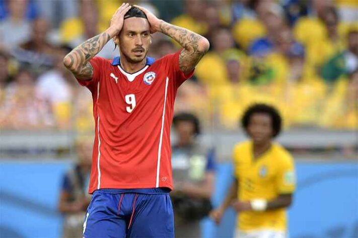 Maurício Pinilla. Centroavante de Copa do Mundo pelo Chile e com passagem pela Inter de Milão, Pinilla se tornou nome folclórico no Vasco por sua passagem apagada.