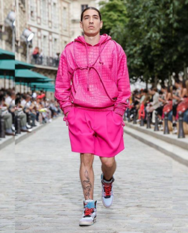 A convite de Virgil Abloh, diretor artístico de vestuário masculino da Louis Vuitton, Bellerín desfilou em Paris para a grife vestindo um conjunto rosa neon da coleção de Verão 2020.