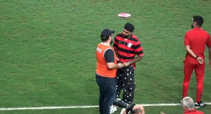 E o manto do Flamengo, Gabigol? Pode combinar com calça de bolinhas?