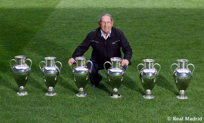 Paco Gento - 23 títulos: 12 Campeonatos Espanhóis, seis Copas da Europa, duas Copas do Rei, uma Copa Intercontinental e duas Copas Latinas.