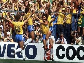 A alegria da Seleção de 1982 pode ser trasmitida pelo abraço de Sócrates, Zico, Júnior e Falcão.
