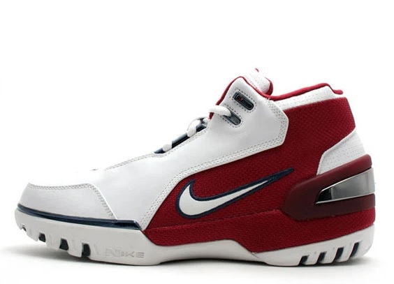 LeBron James - O maior artilheiro de todos os tempo na NBA assinou o primeiro tênis junto a Nike em 2003, o Nike Air Zoom Generation. Já o Nike LeBron 2 veio em sequência, já trazendo seu nome, igual aos modelos posteriores. A linha do ídolo já conta com mais de 20 modelos.