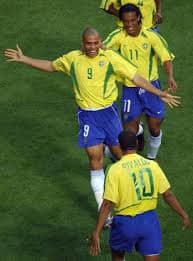 Ronaldo, Rivaldo e Ronaldinho Gaúcho são donos da foto mais importante da Copa do Mundo de 2002, ano do último título mundial do Brasil.