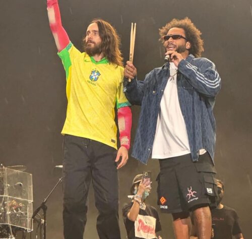 Subiu no palco do Lollapalooza também com um estilo street e vestindo a marca.