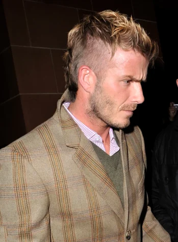 Beckham também entra no time dos jogadores que já aderiram ao moicano. O inglês uniu o penteado a luzes mais claras no cabelo.