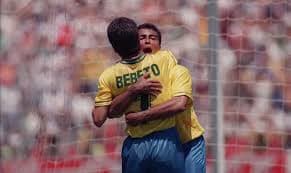 A Seleção conquistou o tetra brasileiro e o abraço de comemoração da icônica dupla de ataque Bebeto e Romário marcou época.