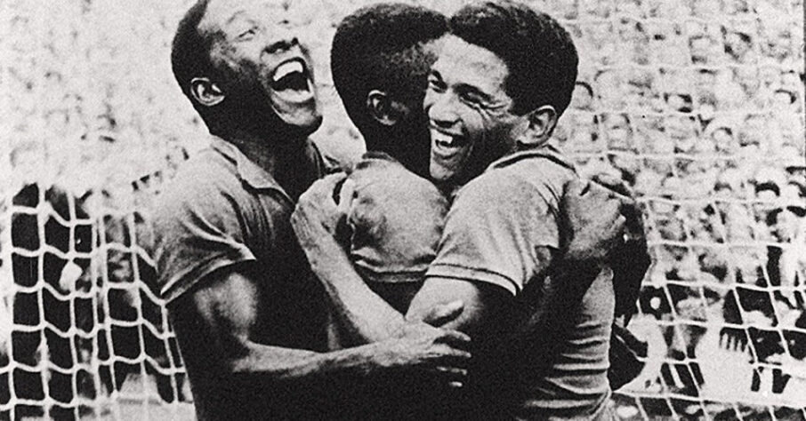 O abraço entre Djalma Santos, Pelé e Garrincha rendeu essa foto marcante que aconteceu durante a final do primeiro título mundial do Brasil, em 1958.