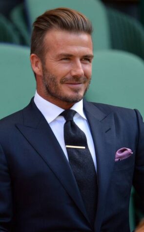 Mais atualmente, David Beckham vem aderindo ao clássico "topete" para trás.