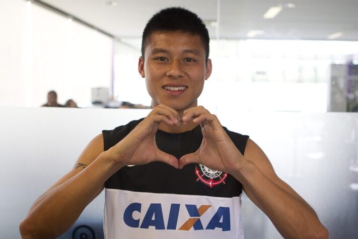 Chen Zhizhao. Uma das maiores aventuras do futebol brasileiro, Zizao foi contratado como parte de um projeto de expansão de marca do Corinthians, mas nunca apresentou nível no futebol brasileiro.