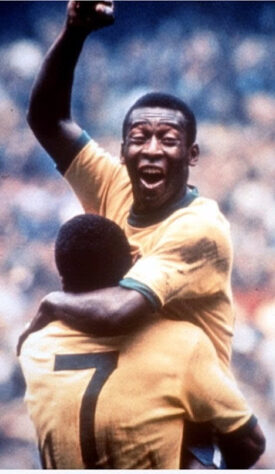 Uma das fotos mais famosas do futebol é protagonizada pelo abraço entre Pelé e Jairzinho durante a Copa do Mundo de 1970, ano do tri brasileiro.