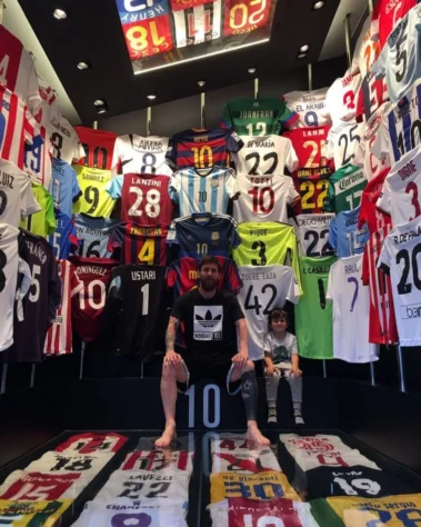 Em 2017, Lionel Messi publicou em seu instagram uma foto da sua coleção de camisas. Você conhce as histórias curiosas por trás delas?