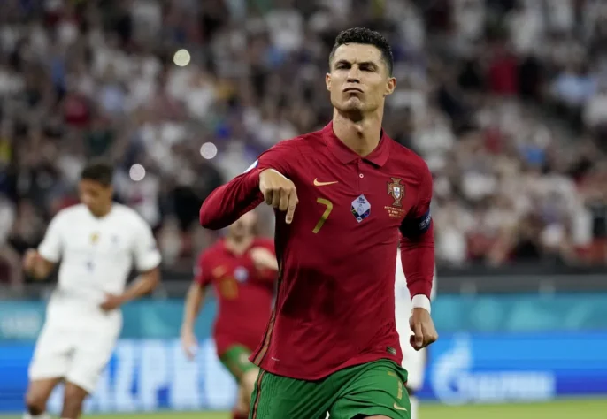 Já na Euro 2021, com seus 36 anos, Cristiano fez dois gol no empate por 2x2 de Portugal com a França, em jogo válido pela fase de grupos. O jogo consolidou o craque como o maior artilheiro da história da competição, além do maior goleador de seleções na história do futebol.