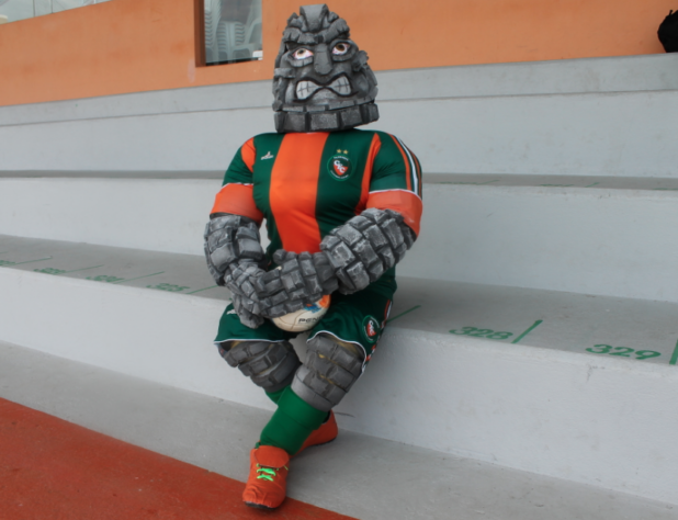 O 'Homem-Pedra' do Camboriú-SC não perde a sua pose. Seria ele um irmão (bem distante) do Coisa, do 'Quarteto Fantástico'?