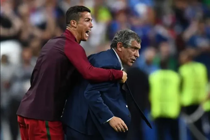 Na grande final da Eurocopa 2016, Cristiano Ronaldo acabou se machucando nos minutos inicias da decisão e acabou tendo que deixar a partida lesionado. Em compensação, Portugal acabou tendo dois técnicos naquela final. E logo depois que os lusitanos abriram o placar contra a França na prorogação, O CR7 chegou mesmo a empurrar o então técnico Fernando Santos, ansioso pelo apito final.