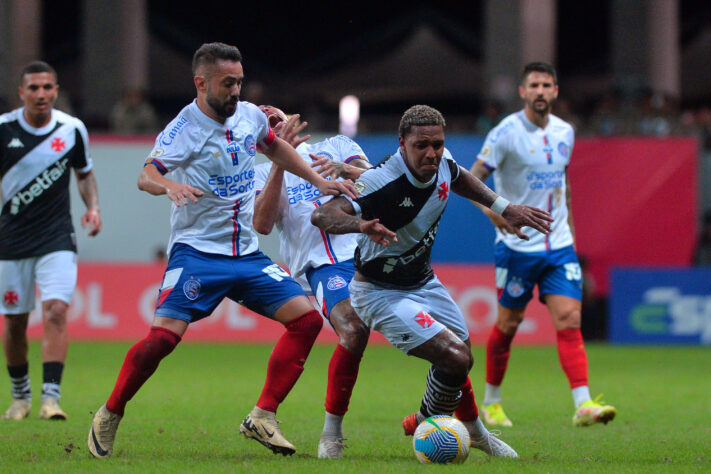 Na busca por conseguir classificação para a próxima temporada da Libertadores, o Vasco entra em campo, em São Januário, para enfrentar o Bahia, time comandado por Rogério Ceni, nesta segunda-feira (28). Desde que o ex-goleiro virou técnico, o Cruz-Maltino só venceu em duas oportunidades os clubes comandados por Ceni. Relembre o retrospecto entre Vasco e Rogério Ceni: