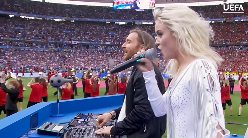 Nostálgico! Zara Larsson e David Guetta cantaram 'This One's For You' nas cerimônias de abertura e encerramento da Euro 2016. Impossível não lembrar dessa.