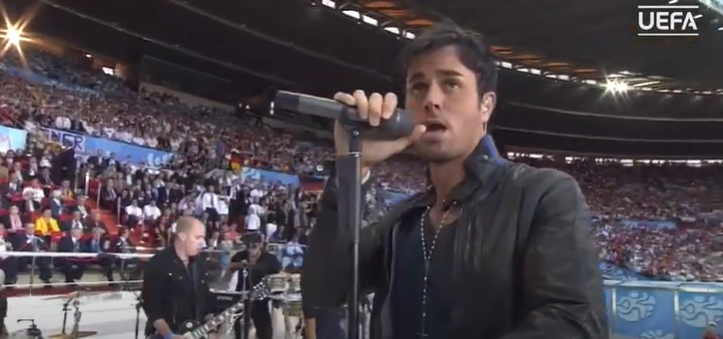 Ex-roupeiro do Real Madrid! Sabia dessa? Enrique Iglesias voz de 'Can You Hear Me' que abriu a EURO 2008 foi roupeiro do clube merengue.  